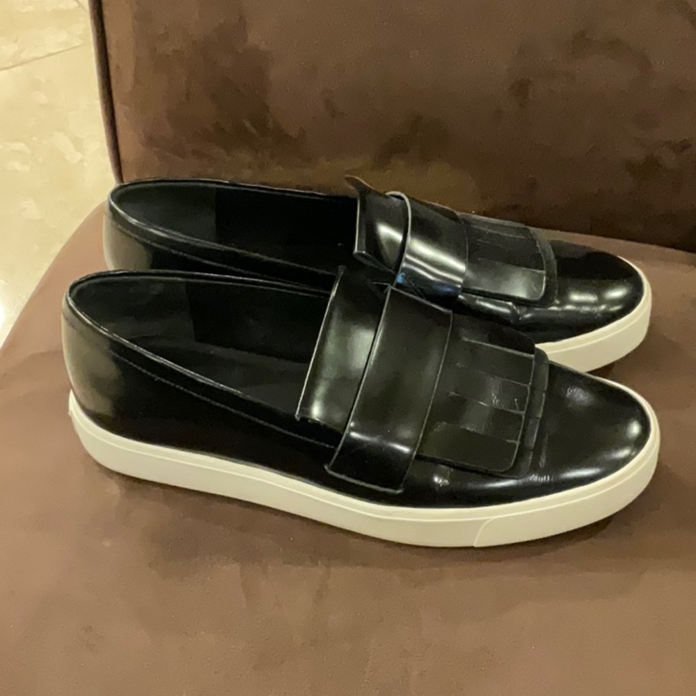 VINCE SLIP ON SNEAKER IN SIZE 8 - Picture 2 of 4